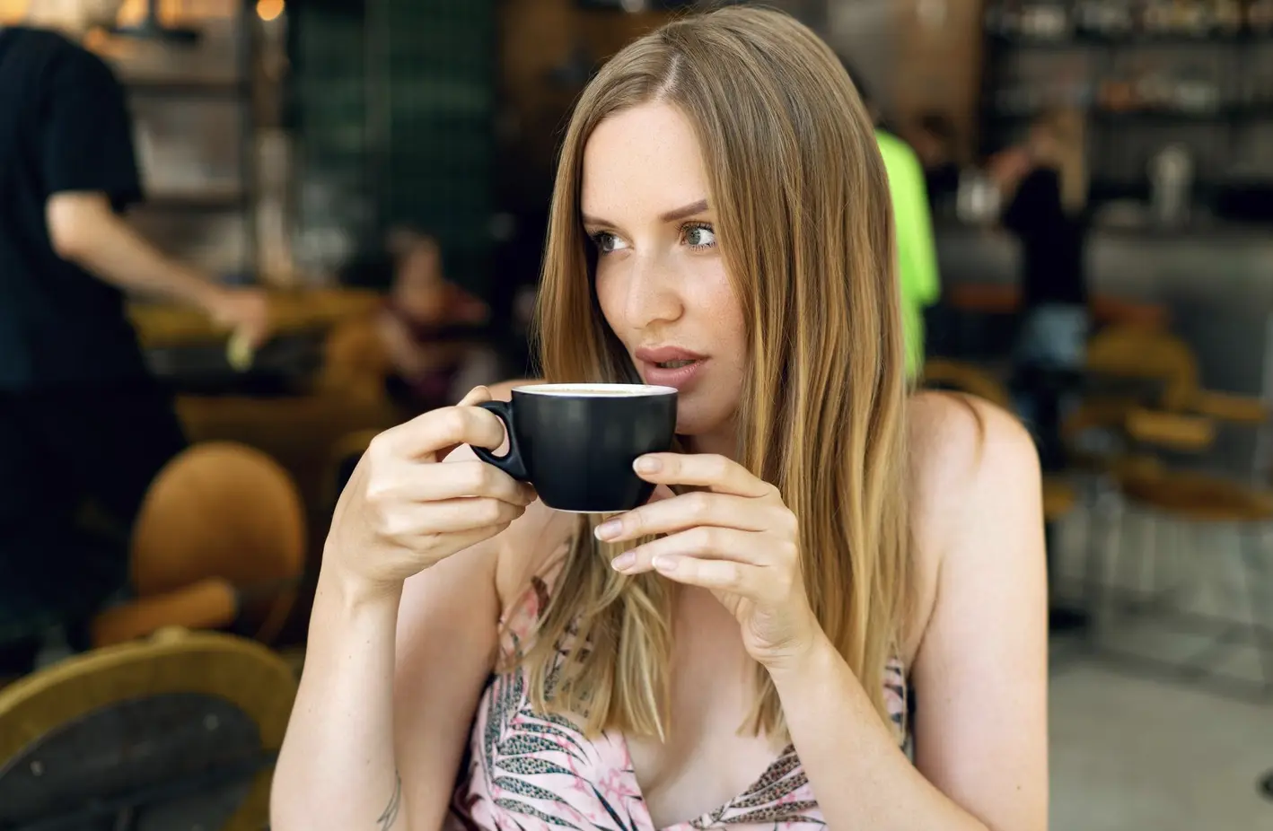 Eine edle Espressotasse mit frisch gebrühtem, starkem Espresso im authentisch italienischen Stil