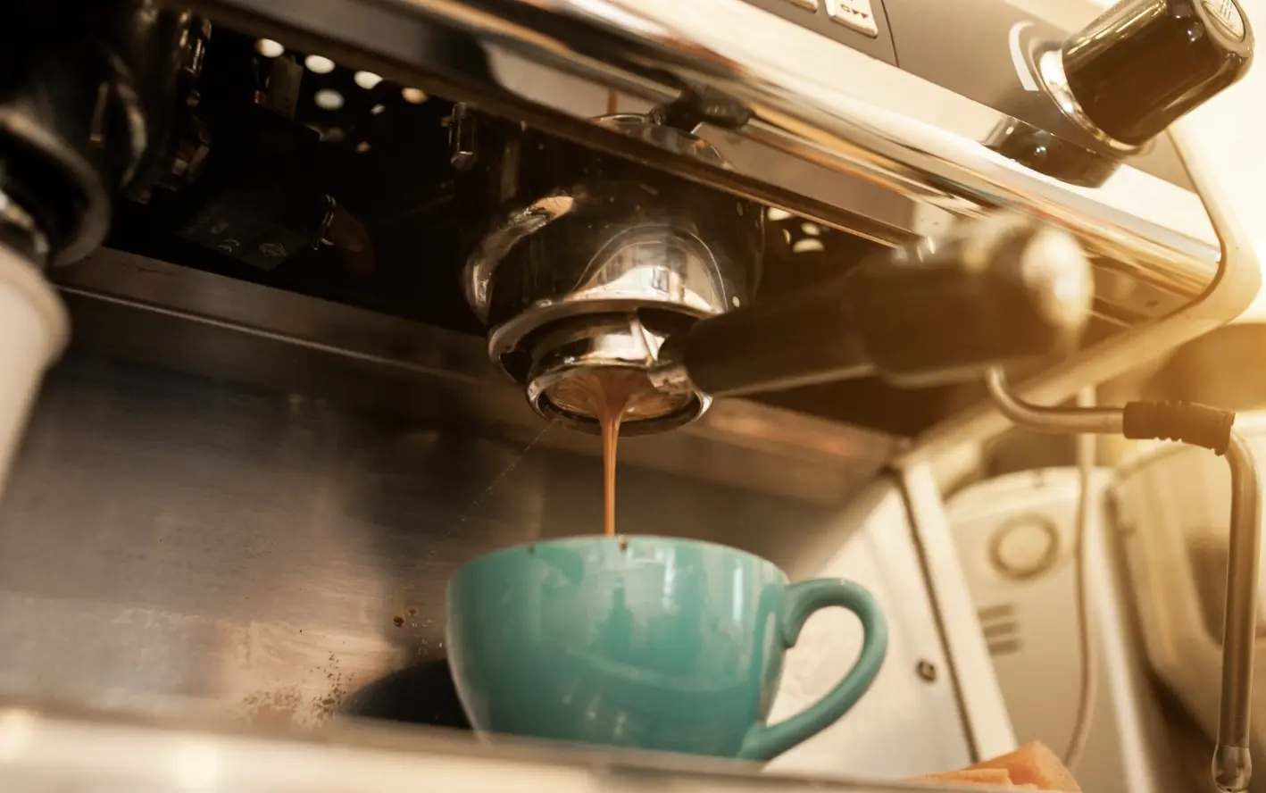 Frische Kaffeebohnen und duftender Kaffee in einer Kaffeetasse für den perfekten Start in den Tag