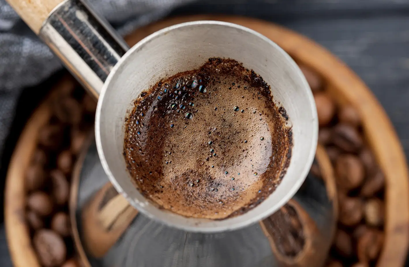 Barista bereitet einen frischen Espresso mit einer professionellen Siebträgermaschine und frisch gemahlenem Kaffeemehl zu