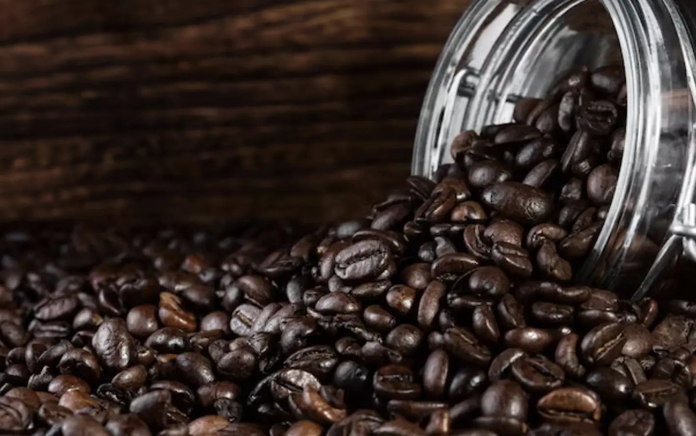 Braune, geröstete Arabica Kaffeebohnen glänzend aufgereiht für aromatischen Kaffeegenuss